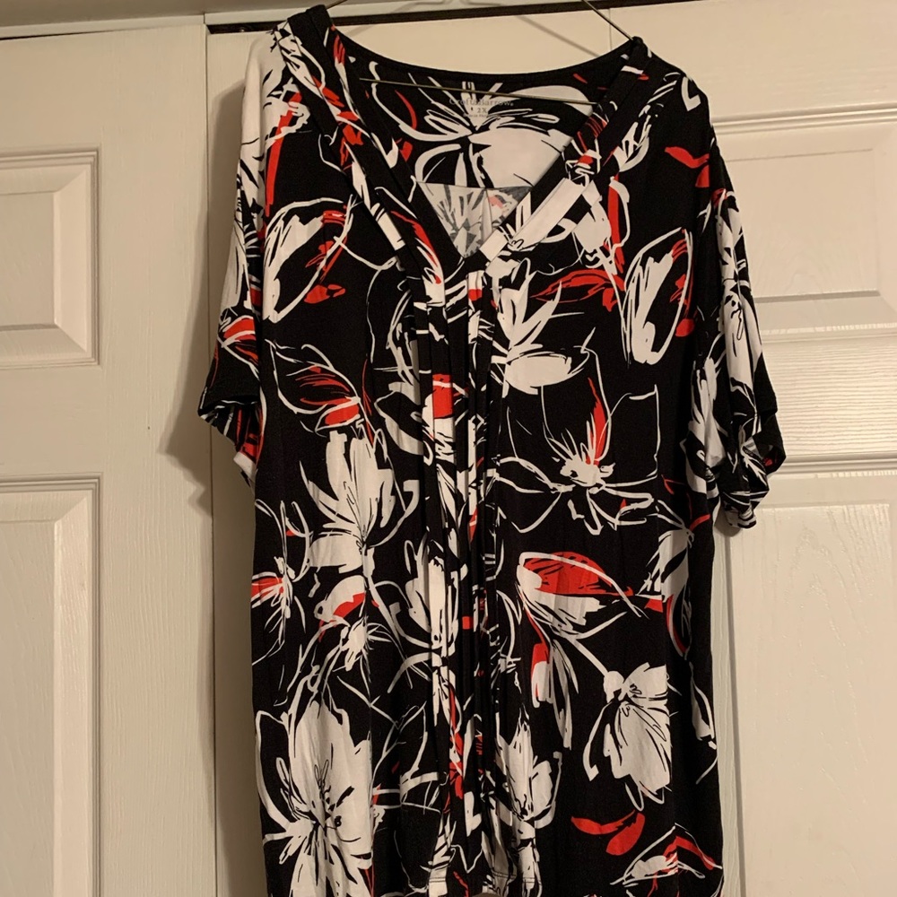 Women’s size 2x short sleeve floral blouse